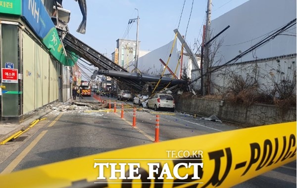 경주 황성동 베스티움프레스티지 아파트 건설 공사 현장에서 대형 건설기계인 항타기가 넘어져 있다