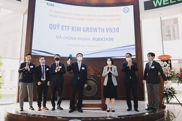 윤항진 한국투자신탁운용 베트남법인장(가운데)과 관계자들이 지난 7일 베트남 호치민거래소에서 열린 KIM VN30 ETF 상장식에서 기념 촬영을 하고 있다. /한국투자신탁운용 제공