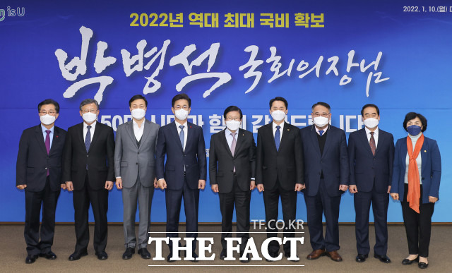 10일 대전시 현안 간담회에서 올해 추진되는 국책 사업에 대해 논의했다. 박병석 국회의장(왼쪽부터 네번째)과 허태정 대전시장(왼쪽에서 세번째)