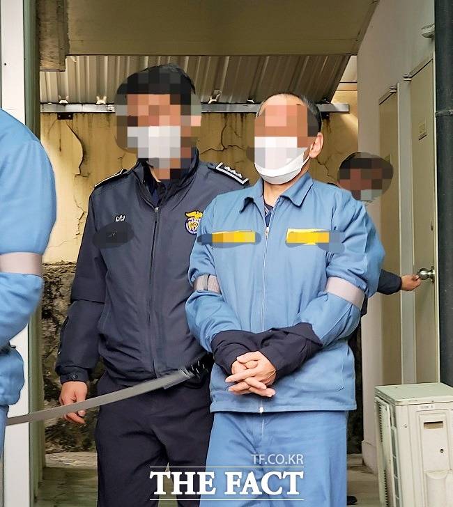 서울 미아동 여성 2명 살인미수 혐의를 받는 무기수 이씨가 무죄를 선고받고 의성지원을 나오고 있다./의성=이민 기자