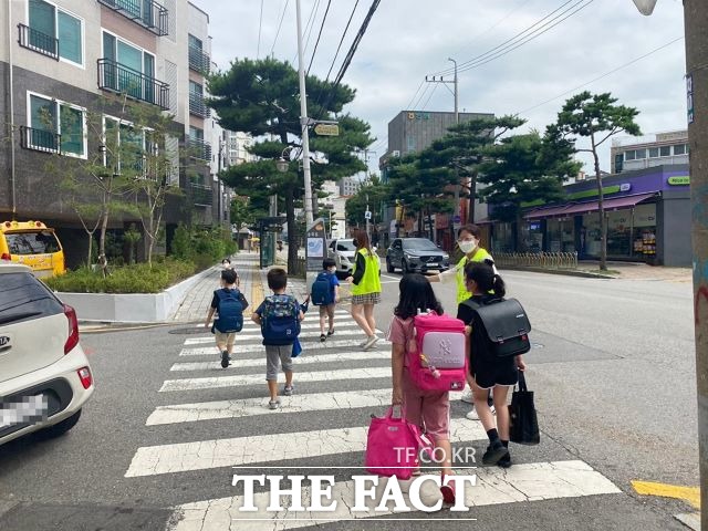 초등학생의 등·하굣길에 ‘보행 안전 지도사’가 함께하는 모습./ 수원시 제공