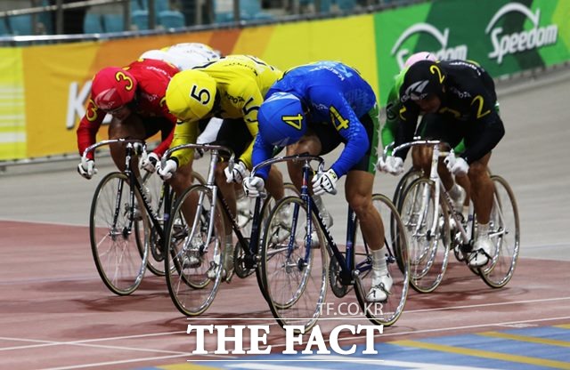 광명돔경륜장에서 우수급 선수들이 경주를 펼치고 있다./경주사업총괄본부 제공