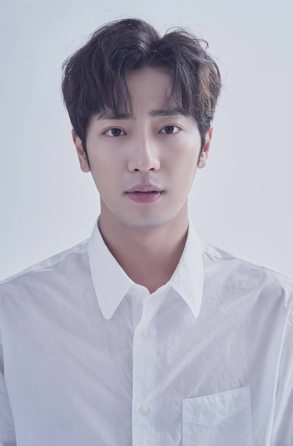 배우 이상엽이 tvN 새 드라마 이브에 출연한다. 그는 보육원 출신 최연소 국회의원 서은평 역을 맡아 극을 이끌 전망이다. /웅빈이엔에스 제공