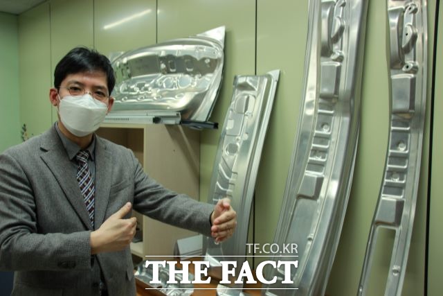 한국생산기술연구원 뿌리기술연구소 김봉환 박사가 에코 알막으로 만들어진 자동차 내장품을 소개하고 있다./ 인천= 김경호 기자
