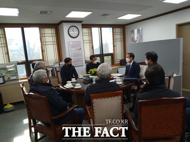 구인모 거창군수가 북상면 주민과 함께 올해 처음 운영된 소통군수실에서 북상면 주민대표들과 전천후 게이트볼장 신축사업과 관련해 대화를 나누고 있다./거창군 제공