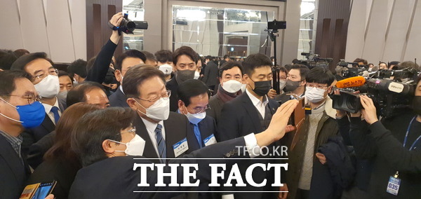 더불어민주당 이재명 대선 후보가 10일 오전 인천 연수구 쉐라톤 그랜드 인천호텔에서 열린 새얼아침대화에서 강연을 마친 후 정계인사, 지지자들과 기념촬영을 하고 있다. /사진=지우현 기자