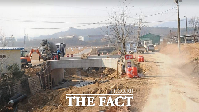 경북 의성군 단밀면 낙정리 806-158번지 수정천에 교량과 진입로 공사가 진행됐다./의성=이민 기자
