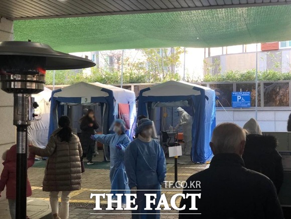 대구에서 코로나19 확진자가 71명이 발생하면서 감소 추세를 보이고 있다. 600여명을 넘긴 재택치료환자도 373명으로 감소했다. 대구 북구보건소 선별진료소 / 대구 = 박성원 기자