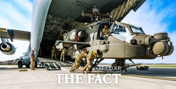 주한미군 2사단 병사들이 오산 공군 기지에서 수송기에서 아파치 공격헬기 AH-64E 가디언 최신형은 V6형을 하역하고 있다. /주한미군 2사단 페이스북