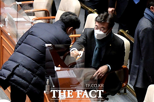 박병석 국회의장의 산회 선포 후 퇴장하는 의원들과 인사하는 윤호중 더불어민주당 원내대표.