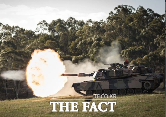 호주 육군이 사용중인 M1A1 전차가 포탄을 발사하고 있다./시드니모닝헤럴드