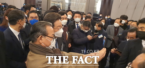 더불어민주당 이재명 대선 후보가 10일 오전 인천 연수구 쉐라톤 그랜드 인천호텔에서 새얼아침대화 강연을 마친 후 정계인사, 지지자들과 기념촬영을 하고 있다. /사진=지우현 기자