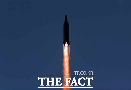 북한이 11일 발사해 성공했다고 주장한 극초음속미사일이 치솟고 있다. /뉴시스
