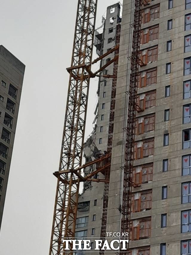 11일 오후 건물 외벽이 일부가 무너져 내린 광주 모 아파트 건설 현장/ 제보자 제공