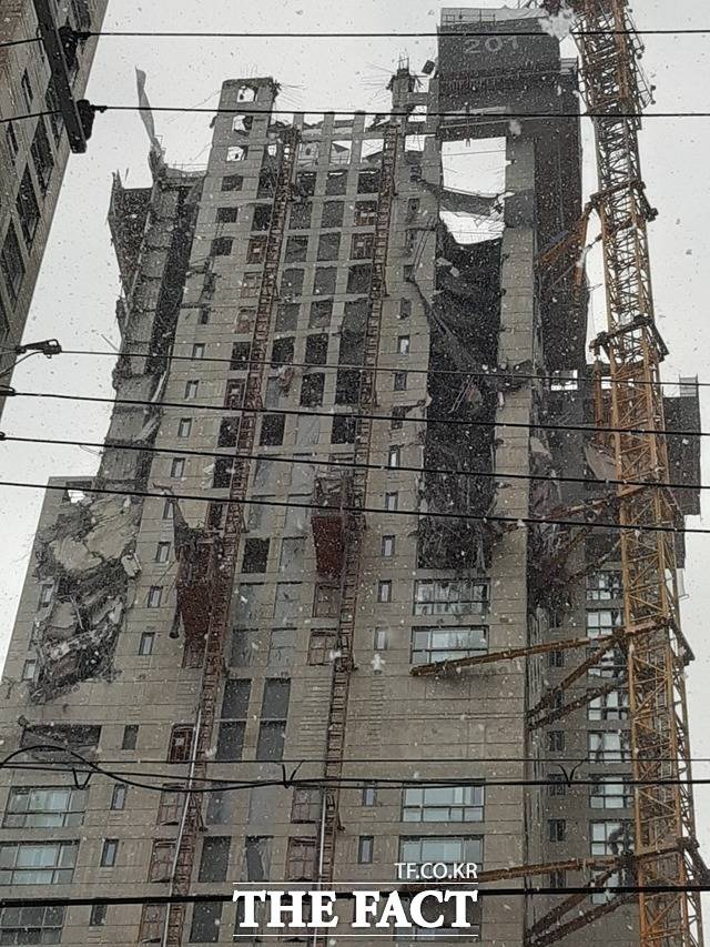 11일 오후 발생한 붕괴사고로 외벽이 무너져내린 광주 화정아이파크 아파트. /뉴시스