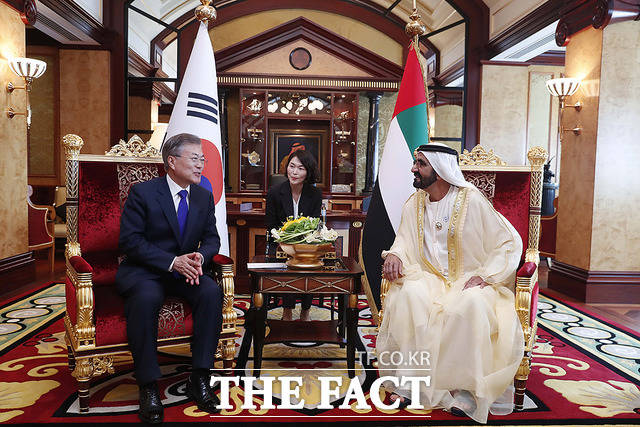 문재인 대통령이 지난 2018년 3월 27일 UAE 두바이 자빌궁에서 모하메드 알 막툼 UAE 총리 겸 두바이 통치자를 만나 면담하는 모습. /청와대 제공