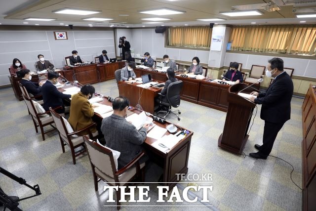 12일 열린 수원시의회 지역경제위원회 회의./ 수원시의회 제공