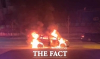  태안서 도로 달리던 전기차 화재로 전소… 인명 피해 없어