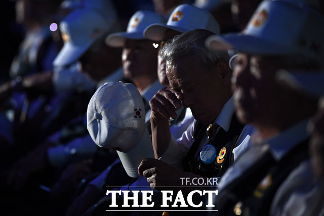 국가를 위해 희생했으나 전사·순직 사실이 유가족에 통보되지 못한 군인 2048명의 명단 등 인적사항이 공개된다. 사진은 2019년 서울 중구 장충체육관에서 열린 6·25 전쟁 69주년 행사에 참석한 6.25 전쟁 국가유공자가 공연을 보며 눈물을 닦는 모습./남윤호 기자