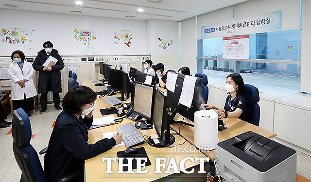 서울의료원 내 재택치료 상황실에서는 간호사 15명과 의사 13명이 24시간 3교대로 근무한다.