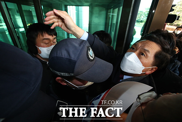 12일 서울 서초구 대검찰청을 항의방문한 국민의힘 김기현 원내대표 등 의원들이 입구를 막고 있는 방호과 직원들에 의해 제지당하고 있다./이선화 기자