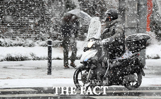 서해상에서 기압골에 동반된 눈구름대가 유입되면서 13일 새벽부터 낮사이 충청권과 전라권에 많은 눈이 내리겠다. /이선화 기자