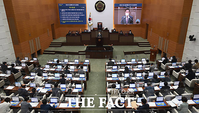 32년 만에 개정된 지방자치법이 오늘부터 시행된다. 서울시의회 본회의 모습. /이새롬 기자