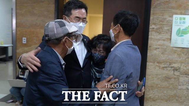 민주당 소병철 의원과 유족회 관계자들이 지난해 6월29일 여순사건 특별법이 국회를 통과한 직후 기쁨을 나누고 있다.  /더팩트 DB