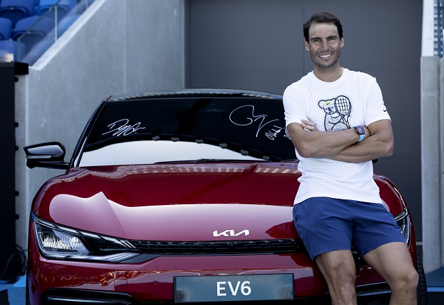 테니스 선수 라파엘 나달이 호주오픈 공식차량 전달식에서 기념 사진을 촬영하고 있다. /기아 제공
