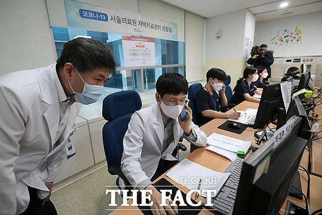 서울의료원 재택치료관리 상황실에서 의료진들이 재택치료자와 전화로 통화하며 건강상태를 확인하고 있다.