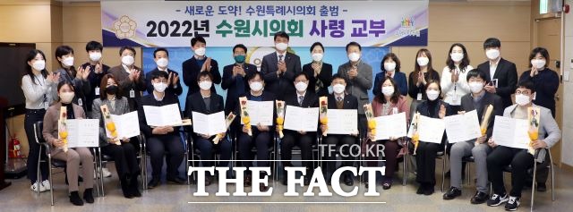 수원특례시의회가 인사권 독립에 따라 임용된 공무원들과 기념촬영을 하고 있다./ 수원시의회 제공