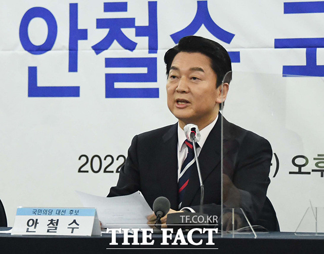 안철수 국민의당 대선후보가 11일 프레스센터에서 열린 한국기자협회 초청토론회에서 패널들의 질문에 답변 하고 있다./국회사진취재단