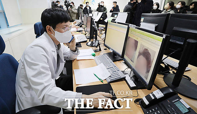 서울의료원 코로나19 재택치료관리 상황실에서 의료진이 재택치료 중인 코로나19 환자를 비대면으로 진료하고 있다.