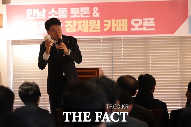 장제원 국님의힘 의원이 12일 지역 사무소를 장제원 카페로 오픈하며 지난 12월 기습 방문했던 이준석 대표를 겨냥해 그리 좋지 않은 의도를 가지고 들이닥치는 정치인(?)을 제외하고는 누구나 대환영이라고 밝혔다. /장제원 의원 페이스북 갈무리