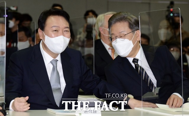 12월 9일 김대중 대통령 노벨평화상 수상 21주년 기념식에서 대화하고 있는 더불어민주당 이재명 대선후보(오른쪽)와 국민의힘 윤석열 대선후보. /국회사진취재단