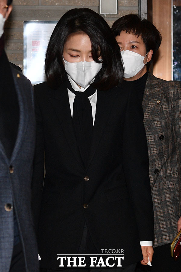 국민의힘은 13일 윤석열 대선 후보 부인 김건희 씨와 유튜브 채널 모 기자와의 7시간 통화 녹음 파일 방송을 준비 중인 방소를 향해 방송금지가처분 신청 등 법적 조치에 나섰다. 지난달 26일 국민의힘 중앙당사에서 경력 부풀리기 의혹에 대한 사과 입장을 밝힌 후 당사를 떠나는 김 씨. /남윤호 기자