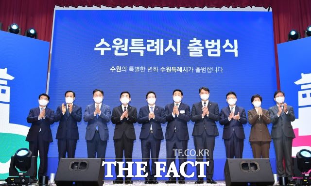 염태영(왼쪽에서 5번째) 수원시장과 조석환 수원시의회 의장, 김승원(수원갑)·백혜련(수원을)·김영진(수원병)·박광온(수원정)·김진표(수원무) 등 국회의원 등 관계자들이 수원특례시 출범 선포식에서 기념촬영을 하고 있다./ 수원시 제공