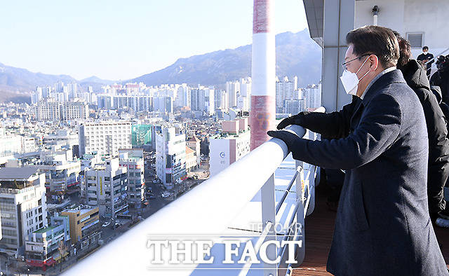 이재명 더불어민주당 대선 후보가 13일 서울 노원구의 한 건물에 올라 일대 노후아파트를 둘러보고 있다.