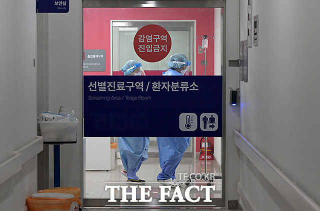 서울의료원 내 코로나19 응급의료센터에서 의료진들이 분주하게 업무를 보고 있다.