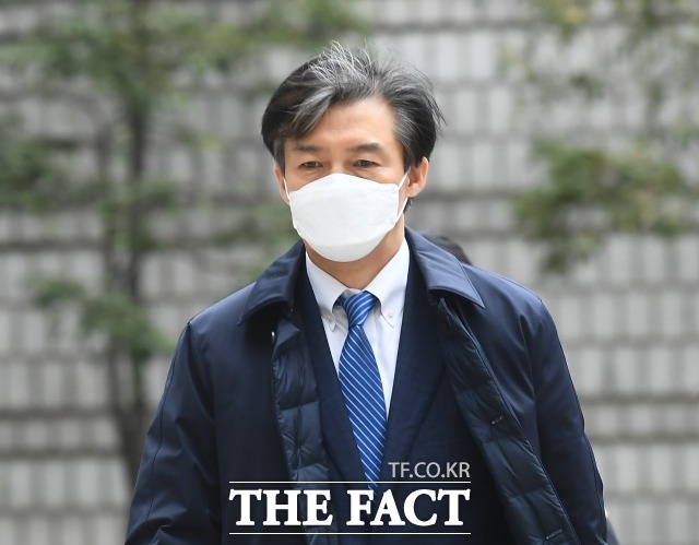 검찰이 조국(사진) 전 법무부 장관 부부의 사건을 심리 중인 재판부에 기피 신청을 했다. /이동률 기자