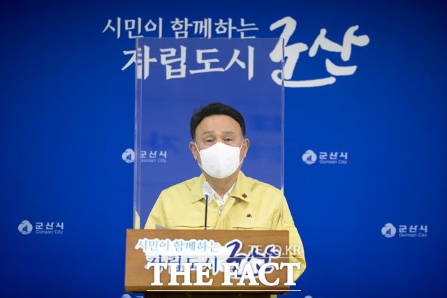 강임준 시장은 14일 비대면 브리핑을 통해 사적모임 거리두기가 3주동안 연장하고 전국 4인에서 6인으로 조정됐다고 밝혔다. /군산시 제공