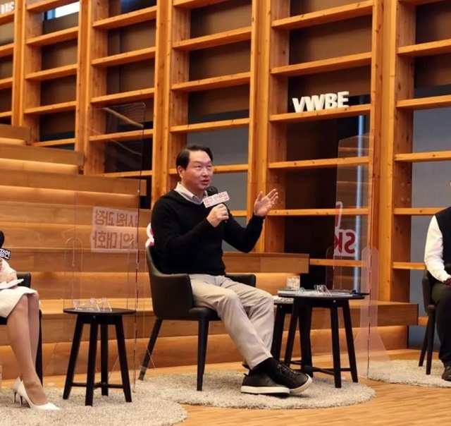 최태원 SK그룹 회장이 올해 입사한 신입사원과 대화를 나누고 있다. /최태원 SK그룹 회장 인스타그램 캡처