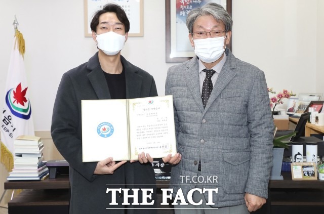 박시윤 대표는 “코로나19로 모두가 어려운 시기에 우리 지역 인재 양성을 위해 조금이나마 보탬이 되고 싶다”며 “정읍의 미래를 이끌어갈 학생들이 어려움 없이 공부에 전념하길 바란다”고 말했다. / 정읍시 제공