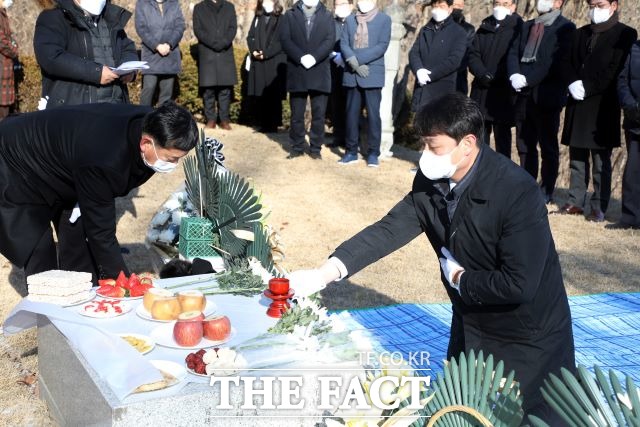 조석환 수원시의회 의장이 14일 고(故) 심재덕 전 시장의 묘소를 찾아 참배하고 있다./ 수원시의회 제공