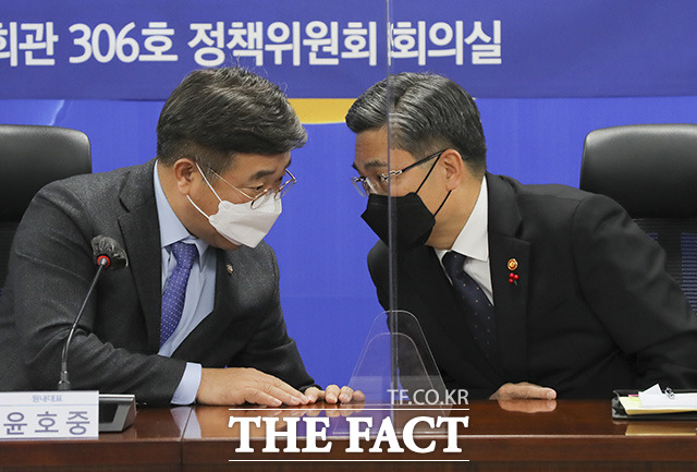 윤호중 더불어민주당 원내대표(왼쪽)와 서욱 국방부 장관이 대화를 나누고 있다.