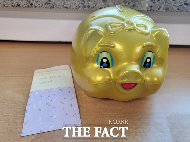 지난 4일 천안시 목천읍행정복지센터에서도 익명의 기부자가 나타나 봉투와 함께 돼지저금통을 전달하고 적은 금액이지만 어려운 이웃을 위해 써달라는 말을 남기고 떠났다. / 천안시 제공