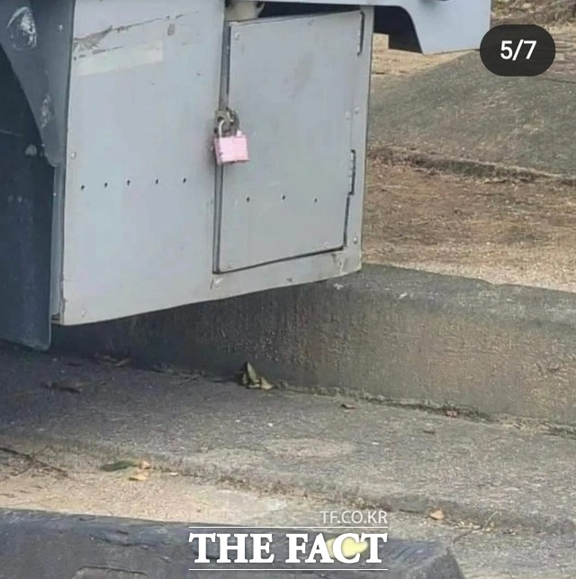 차에 딸린 ‘40x60 크기 쇠 상자...그 안에 백구가 있다. / 동물권단체 케어 인스타그램 캡쳐