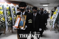  '슬픔에 잠긴 유족'…이재명 변호사비 의혹 제보자 이모 씨 발인[영상]