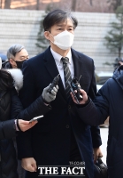  주먹 쥔 채 법정 향하는 조국 전 장관 [포토]