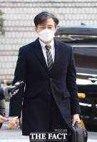  법정 향하는 조국 전 장관 '성실히 조사 임하겠다' [TF사진관]